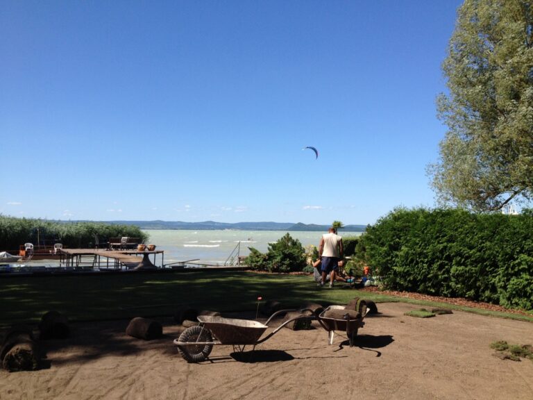 Kertépítés ꟷ Balatonalmádi